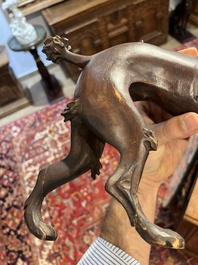 Een paar houten sculpturen van poedels en een leeuw, mogelijk Engeland, 18de/19de eeuw