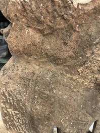 Een fijne grote Indische zandstenen groep met een Mithuna koppel, wellicht Madhya Pradesh, Chandela periode, 10de/12de eeuw