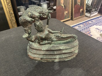 Indische school: Vishnu rustend op Shesha of Ananta Shesha, koning van de naga's, gepatineerd brons, 19de eeuw
