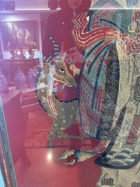 Een uitzonderlijk groot paar Chinese met zijde geborduurde panelen met onsterfelijken op rode fondkleur, 19de eeuw