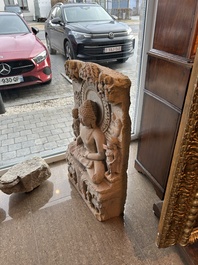 Een fraaie Indische zandstenen stele met Boeddha Shakyamuni, wellicht Sarnath regio, late Gupta periode, 5de/6de eeuw