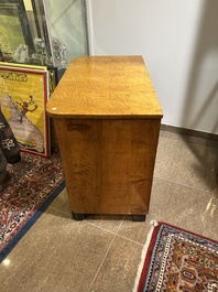 Een Biedermeier commode in dennenhout met fineer afgewerkt met schellak, 19de eeuw