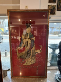 Een uitzonderlijk groot paar Chinese met zijde geborduurde panelen met onsterfelijken op rode fondkleur, 19de eeuw