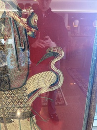 Een uitzonderlijk groot paar Chinese met zijde geborduurde panelen met onsterfelijken op rode fondkleur, 19de eeuw