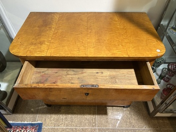 Een Biedermeier commode in dennenhout met fineer afgewerkt met schellak, 19de eeuw