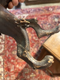 Een paar houten sculpturen van poedels en een leeuw, mogelijk Engeland, 18de/19de eeuw