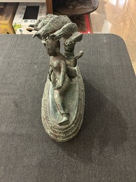 Indische school: Vishnu rustend op Shesha of Ananta Shesha, koning van de naga's, gepatineerd brons, 19de eeuw