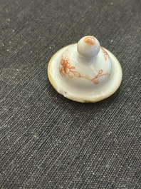 Een diverse collectie Chinees famille rose porselein, Yongzheng/Qianlong