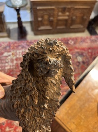 Een paar houten sculpturen van poedels en een leeuw, mogelijk Engeland, 18de/19de eeuw