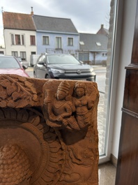 Een fraaie Indische zandstenen stele met Boeddha Shakyamuni, wellicht Sarnath regio, late Gupta periode, 5de/6de eeuw