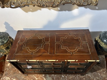 Een Antwerps tafelkabinet met schildpad- en palissanderfineer, ge&euml;boniseerd hout en inlegwerk van been, 17de eeuw