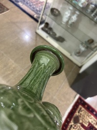 Een Chinese celadon kendi met onderglazuur decor van vissen, 19de eeuw