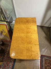 Een Biedermeier commode in dennenhout met fineer afgewerkt met schellak, 19de eeuw