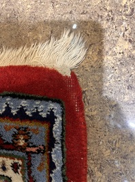 A Persian Bidjar rug with floral design, wool on cotton, 20th C.