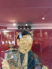 Een uitzonderlijk groot paar Chinese met zijde geborduurde panelen met onsterfelijken op rode fondkleur, 19de eeuw