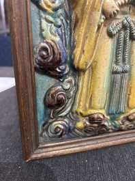 Een Chinese fahua-geglazuurde plaquette met de onsterfelijke Lu Dongbin, 17de/18de eeuw