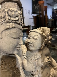 Een fijne grote Indische zandstenen groep met een Mithuna koppel, wellicht Madhya Pradesh, Chandela periode, 10de/12de eeuw