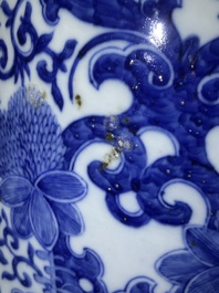 A pair of Chinese famille rose vases and a tall blue and white vase, 19th/20th C.