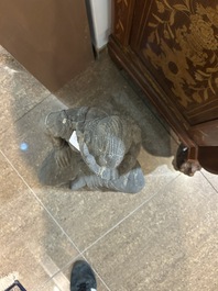 Een Chinese stenen figuur van Boeddha op een rots, Qing