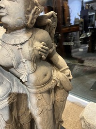 Een fijne grote Indische zandstenen groep met een Mithuna koppel, wellicht Madhya Pradesh, Chandela periode, 10de/12de eeuw