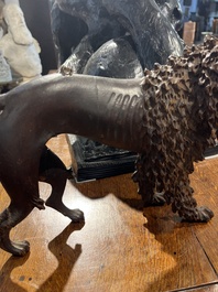 Een paar houten sculpturen van poedels en een leeuw, mogelijk Engeland, 18de/19de eeuw