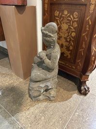 Een Chinese stenen figuur van Boeddha op een rots, Qing