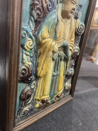 Een Chinese fahua-geglazuurde plaquette met de onsterfelijke Lu Dongbin, 17de/18de eeuw