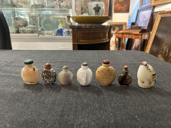 Veertien Chinese hardstenen snuifflessen, 19de/20ste eeuw