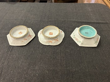 Two Chinese qianjiang cai and one famille rose tazza, 19th/20th C.