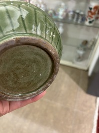 Een Chinese celadon kendi met onderglazuur decor van vissen, 19de eeuw