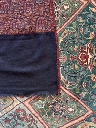 Een Indische handgeweven wollen pashmina sjaal met 'Paisley' decor, Kashmir, tweede derde 20ste eeuw