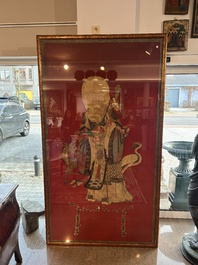 Een uitzonderlijk groot paar Chinese met zijde geborduurde panelen met onsterfelijken op rode fondkleur, 19de eeuw