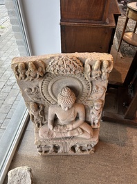 Een fraaie Indische zandstenen stele met Boeddha Shakyamuni, wellicht Sarnath regio, late Gupta periode, 5de/6de eeuw