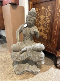 Een Chinese stenen figuur van Boeddha op een rots, Qing