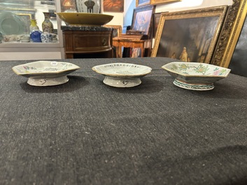 Two Chinese qianjiang cai and one famille rose tazza, 19th/20th C.