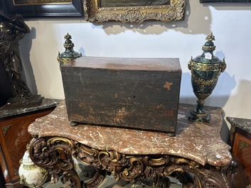 Een Antwerps tafelkabinet met schildpad- en palissanderfineer, ge&euml;boniseerd hout en inlegwerk van been, 17de eeuw