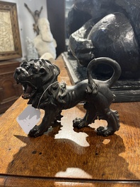 Een paar houten sculpturen van poedels en een leeuw, mogelijk Engeland, 18de/19de eeuw