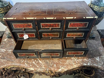 Een Antwerps tafelkabinet met schildpad- en palissanderfineer, ge&euml;boniseerd hout en inlegwerk van been, 17de eeuw