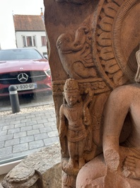 Een fraaie Indische zandstenen stele met Boeddha Shakyamuni, wellicht Sarnath regio, late Gupta periode, 5de/6de eeuw