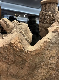 Een fijne grote Indische zandstenen groep met een Mithuna koppel, wellicht Madhya Pradesh, Chandela periode, 10de/12de eeuw