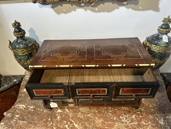 Een Antwerps tafelkabinet met schildpad- en palissanderfineer, ge&euml;boniseerd hout en inlegwerk van been, 17de eeuw