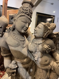 Een fijne grote Indische zandstenen groep met een Mithuna koppel, wellicht Madhya Pradesh, Chandela periode, 10de/12de eeuw