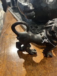 Een paar houten sculpturen van poedels en een leeuw, mogelijk Engeland, 18de/19de eeuw