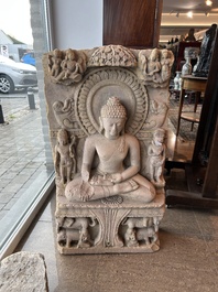 Een fraaie Indische zandstenen stele met Boeddha Shakyamuni, wellicht Sarnath regio, late Gupta periode, 5de/6de eeuw