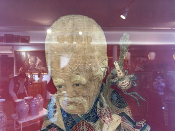 Een uitzonderlijk groot paar Chinese met zijde geborduurde panelen met onsterfelijken op rode fondkleur, 19de eeuw