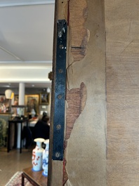 Een uitzonderlijk groot paar Chinese met zijde geborduurde panelen met onsterfelijken op rode fondkleur, 19de eeuw