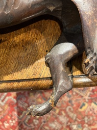 Een paar houten sculpturen van poedels en een leeuw, mogelijk Engeland, 18de/19de eeuw