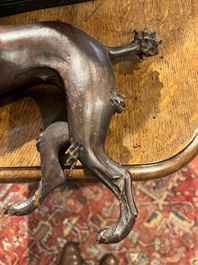 Een paar houten sculpturen van poedels en een leeuw, mogelijk Engeland, 18de/19de eeuw