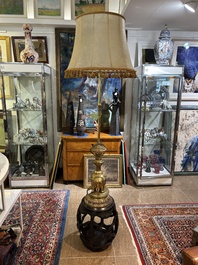 A reticulated Chinese wooden stand with marble top and a French gilt brass and champlev&eacute; 'elephant' lamp, 20th C.