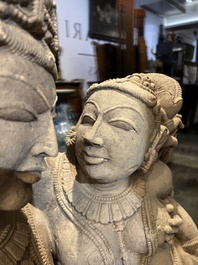 Een fijne grote Indische zandstenen groep met een Mithuna koppel, wellicht Madhya Pradesh, Chandela periode, 10de/12de eeuw